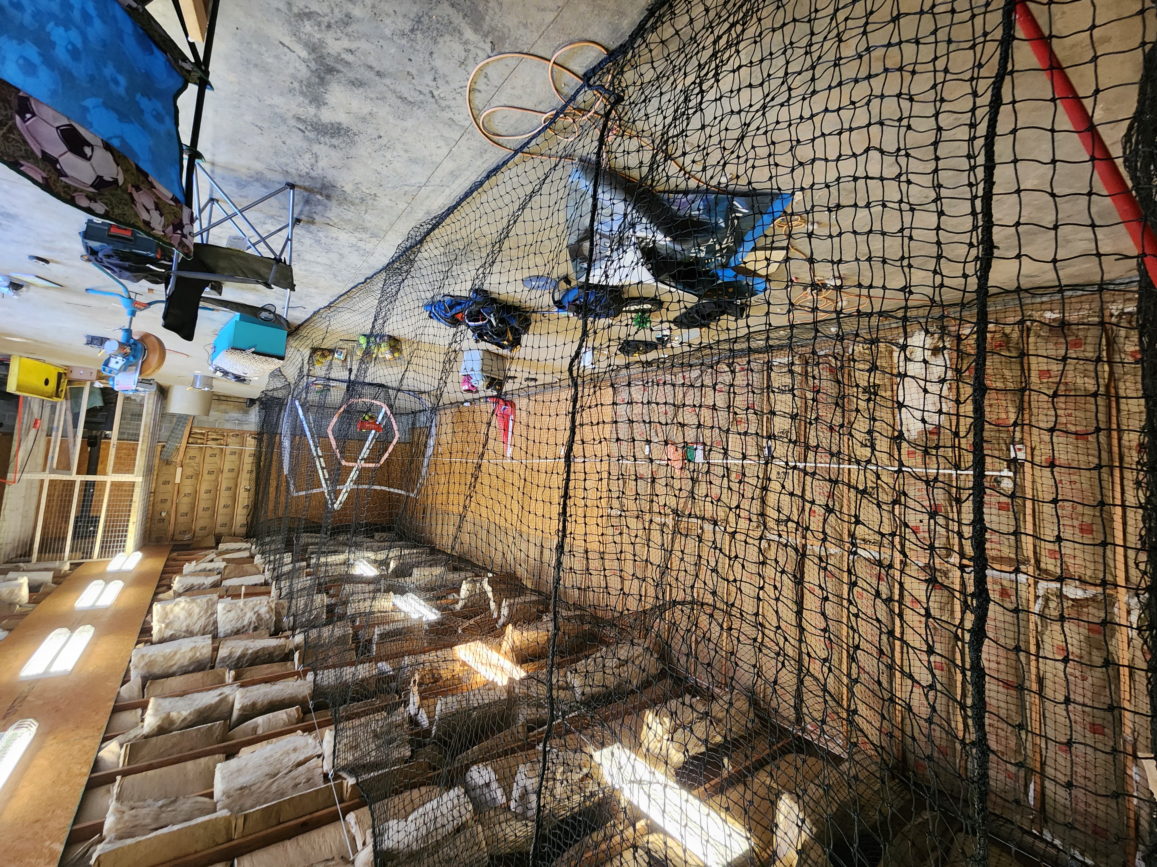 Indoor Batting Cage! Softball pitching machine and bathroom access in